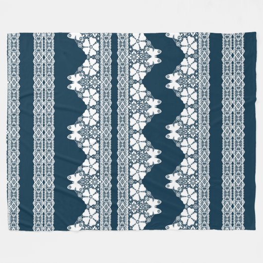 Retro-weiße Spitze mit Schmetterlingen auf dunkelb Fleecedecke (Vorderseite (Horizontal))