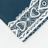 Retro-weiße Spitze mit Schmetterlingen auf dunkelb Fleecedecke (Ecke)