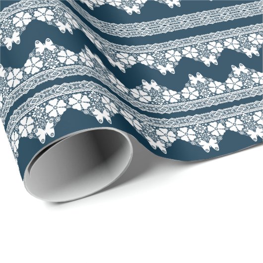Retro-weiße Spitze mit Schmetterlingen auf dunkelb Geschenkpapier (Rolleneckpunkt)