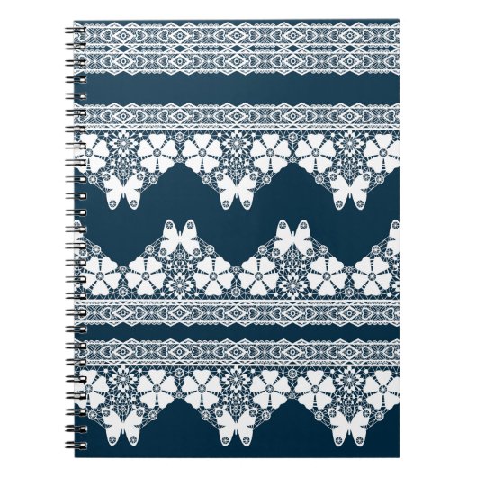 Retro-weiße Spitze mit Schmetterlingen auf dunkelb Notizblock (Vorderseite)