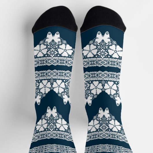 Retro-weiße Spitze mit Schmetterlingen auf dunkelb Socken (Oben)