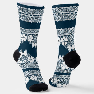 Retro-weiße Spitze mit Schmetterlingen auf dunkelb Socken