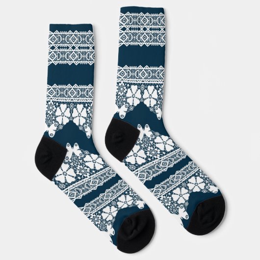 Retro-weiße Spitze mit Schmetterlingen auf dunkelb Socken (Rechts)