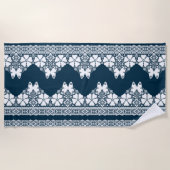 Retro-weiße Spitze mit Schmetterlingen auf dunkelb Strandtuch (Vorderseite)