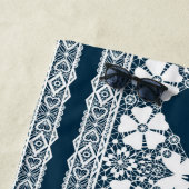 Retro-weiße Spitze mit Schmetterlingen auf dunkelb Strandtuch (Beispiel)