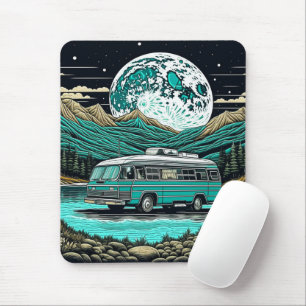 Retro-Wohnmobil-Camper in den Bergen in Türkis Mousepad