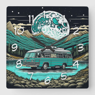 Retro Wohnmobil Teal im Gebirge Quadratische Wanduhr