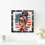 Retro Woman Patriotic American Flag Quadratische Wanduhr (Zuhause)