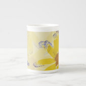 Retro Yellow Daisy Mit Monogramm Porzellantasse (Vorderseite)