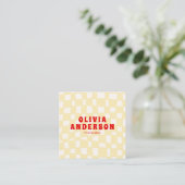 Retro Yellow Red QR Code Groovy Checkered Boho Quadratische Visitenkarte (Stehend Vorderseite)