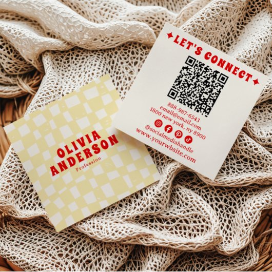 Retro Yellow Red QR Code Groovy Checkered Boho Quadratische Visitenkarte