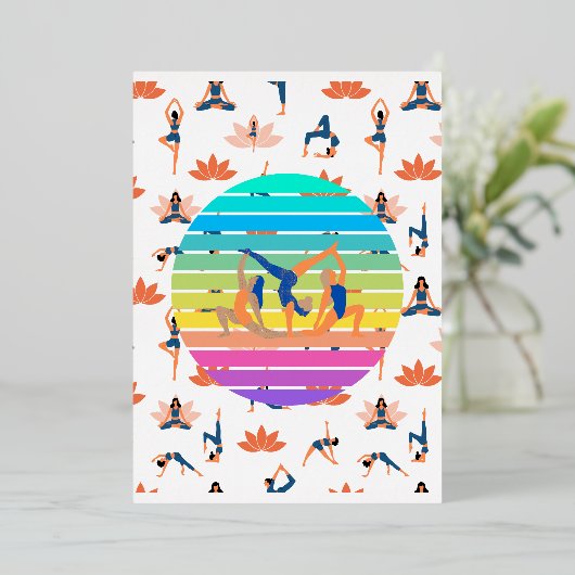 Retro Yoga im dynamischen Fluss harmonischer Farbe Folieneinladung (Stehend vorne)