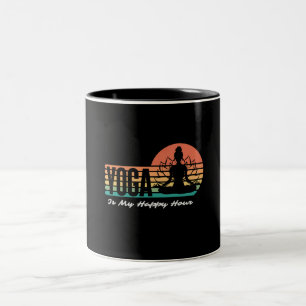 Retro Yoga Lustiger Spruch Yoga Ist Meine Glücklic Zweifarbige Tasse