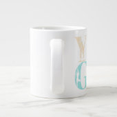 Retro-Yoga-Typografie mit Silhouetten von Posen Jumbo-Tasse (Rückseite)