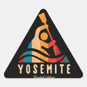 Retro Yosemite Nationalpark Kayaking Dreieckiger Aufkleber