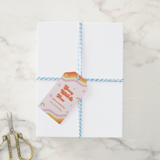 Retro Young Wild und Three Birthday Geschenkanhänger (Mit Garn)