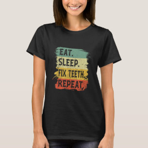 Retro Zahnmedizin Hygienikerin Arzt Essen Schlaf R T-Shirt