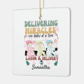 Retroarbeit und Krankenschwester Weihnachten Keramikornament (Links)