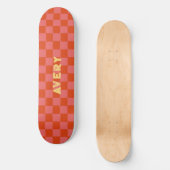 Retroästhetisches rosa und rotes Schachbrettmuster Skateboard (Vorderseite)