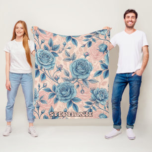 Retroblaue Rosenmuster auf weichem rosa Hintergrun Fleecedecke