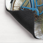 Retroblaues Fahrrad mit Muscheln Mousepad (Ecke)