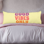 RetroBody Pillow Seitenschläferkissen<br><div class="desc">Mit diesem "Good Vibes Only" Kissen bringen Sie Ihrem Raum eine positive Note! Dieses pastellgelbe Kissen ist mit einem grobkörnigen Retro-Schriftart in fetten Rosa, Pfefferminzen und Orangen gestaltet und soll Freude, Glück und Chill-Villen vermitteln. Ob Sie sich entspannen, entspannen oder Ihrem Schlafzimmer oder Studentenwohnheim Flair verleihen, dieses lebendige Kissen sorgt...</div>
