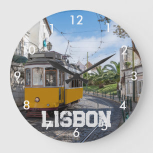 Retrogelbe Straßenbahn auf der Straße in Lissabon, Große Wanduhr