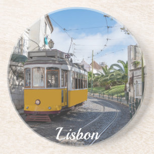 Retrogelbe Straßenbahn auf einer Straße in Lissabo Getränkeuntersetzer