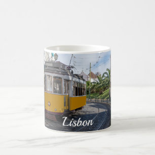 Retrogelbe Straßenbahn auf einer Straße in Lissabo Kaffeetasse