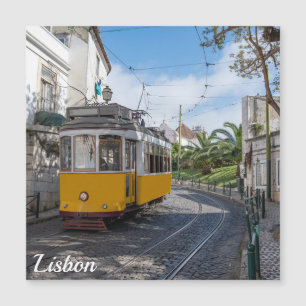 Retrogelbe Straßenbahn auf einer Straße in Lissabo Magnetkarte