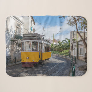 Retrogelbe Straßenbahn auf einer Straße in Lissabo Sherpadecke