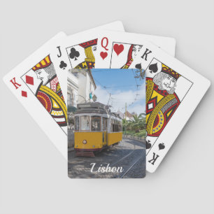 Retrogelbe Straßenbahn auf einer Straße in Lissabo Spielkarten