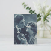 Retropaar der 1920er Jahre mit Vintager Postkarte (Stehend Vorderseite)