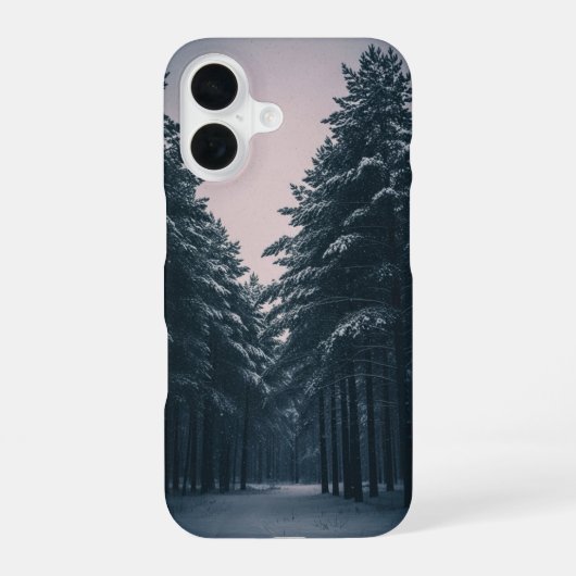 Retroschneefall im Kiefernwald iPhone 16 Hülle (Rückseite)