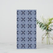 Retrostil mit blauem geometrischem Muster Save The Date (Stehend Vorderseite)