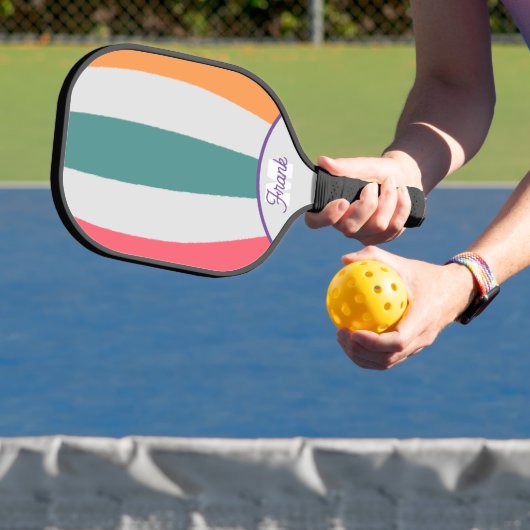 Retrostreifen, Vintages Regenbogenskript Mit Monog Pickleball Schläger (InSitu)