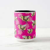 Rett der Bienen auf rosa, blumengeschmückten Unter Zweifarbige Tasse (Mittel)