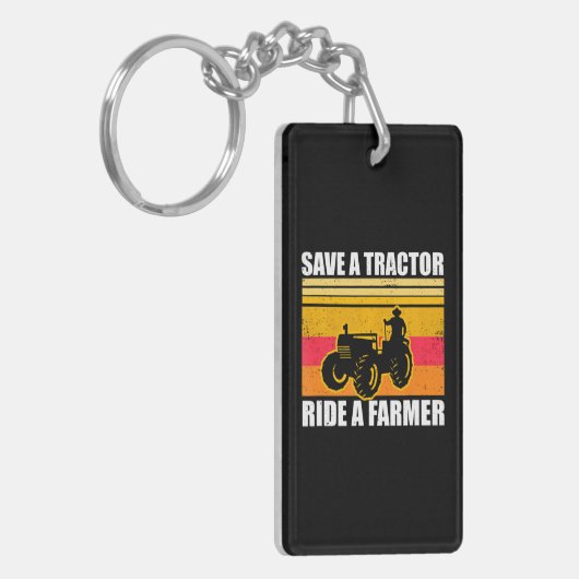 Rett einer Traktorfahrt auf einem Bauer Schlüsselanhänger (Vorderseite links)