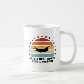 Rett eines Hubschraubers, fahre einen Soldaten Kaffeetasse