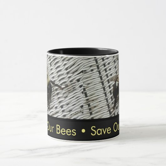 Rett unsere Bienen - Bier auf Wicker-Stuhl Tasse (Zentrum)