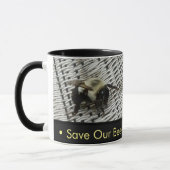 Rett unsere Bienen - Bier auf Wicker-Stuhl Tasse (Links)