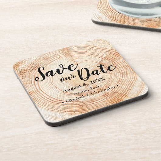 Rett unseres Datums Holzkorn Hochzeit rustikale Ma Getränkeuntersetzer (Linke Seite)