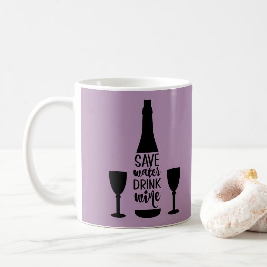 Rett Wasser trinken Wein Schwarze Flasche Zwei Glä Kaffeetasse (Mit Donut)
