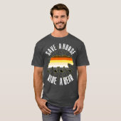 Retten Sie ein Pferd Reiten ein Bären Gay Bären Br T-Shirt (Vorne ganz)
