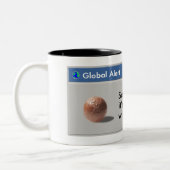 Retten Sie Planeten-Schokoladen-Tasse! Zweifarbige Tasse (Links)