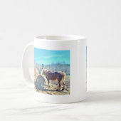 Rettet Pferde, die Heu essen Kaffeetasse (Vorderseite Links)