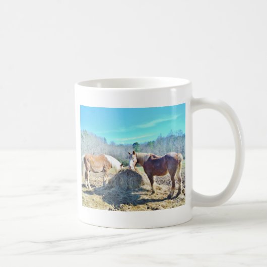 Rettet Pferde, die Heu essen Kaffeetasse (Rechts)