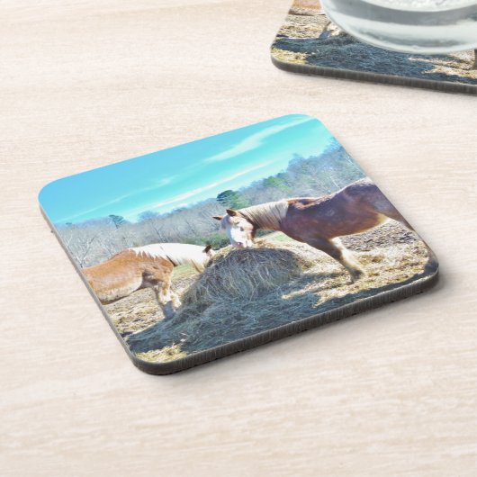 Rettet Pferde, die Heu essen Untersetzer (Linke Seite)