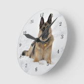 Rettung des deutschen Schäferhundes im Schnee Runde Wanduhr (Winkel)