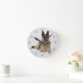Rettung des deutschen Schäferhundes im Schnee Runde Wanduhr (Zuhause)